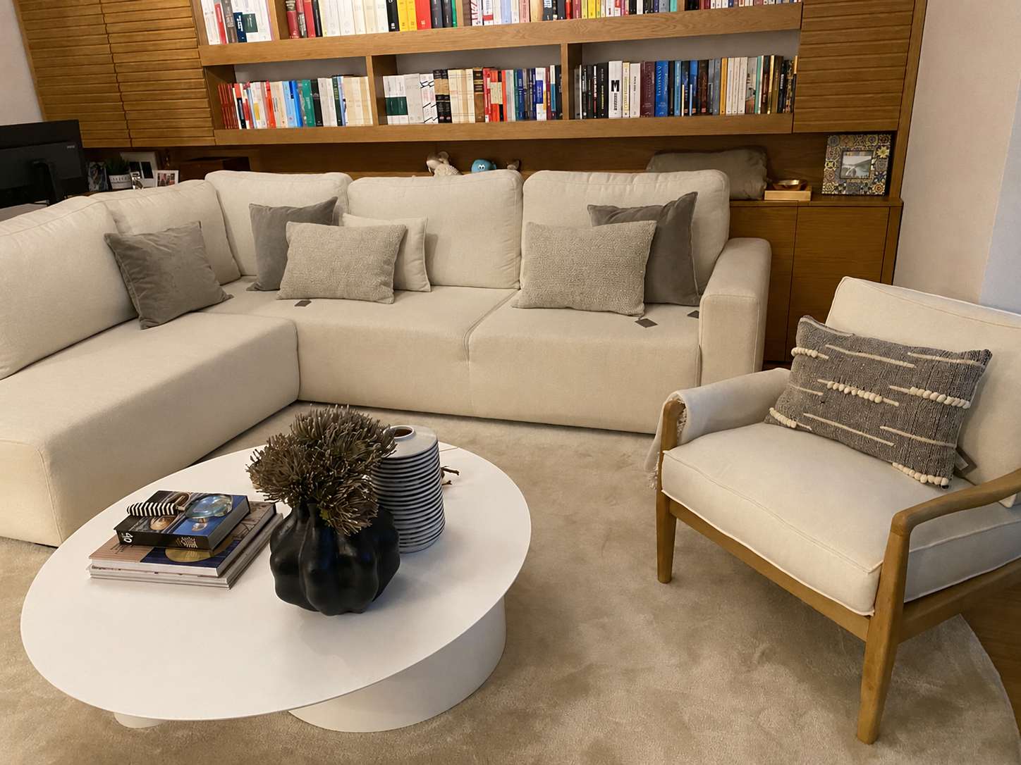 Sala com biblioteca iluminada